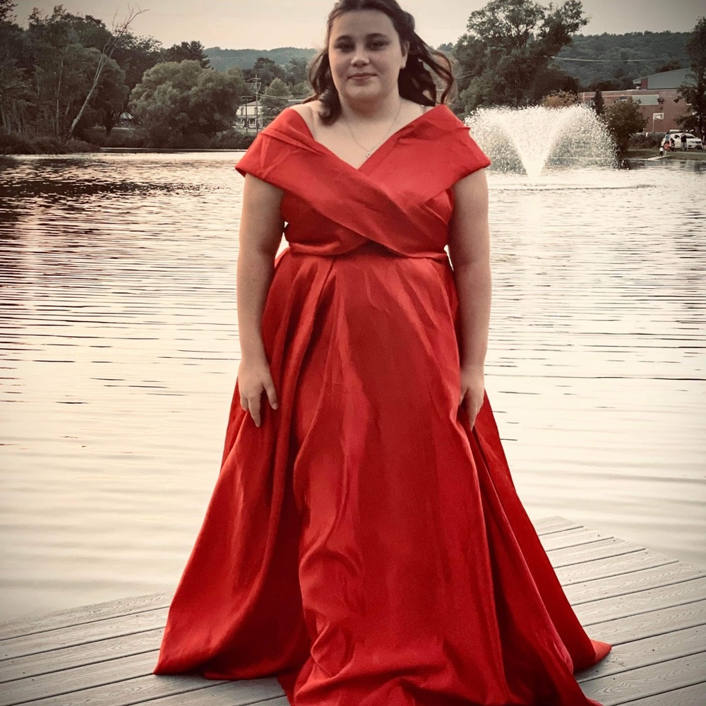 Prom/Homecoming Floor Length Dress 16W Maroon color